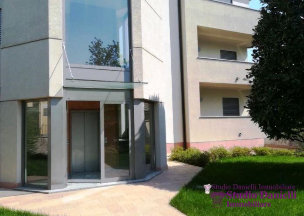 Appartamenti trilocale in affitto  via Massimo D'Azeglio 23, Giussano, località Semicentro