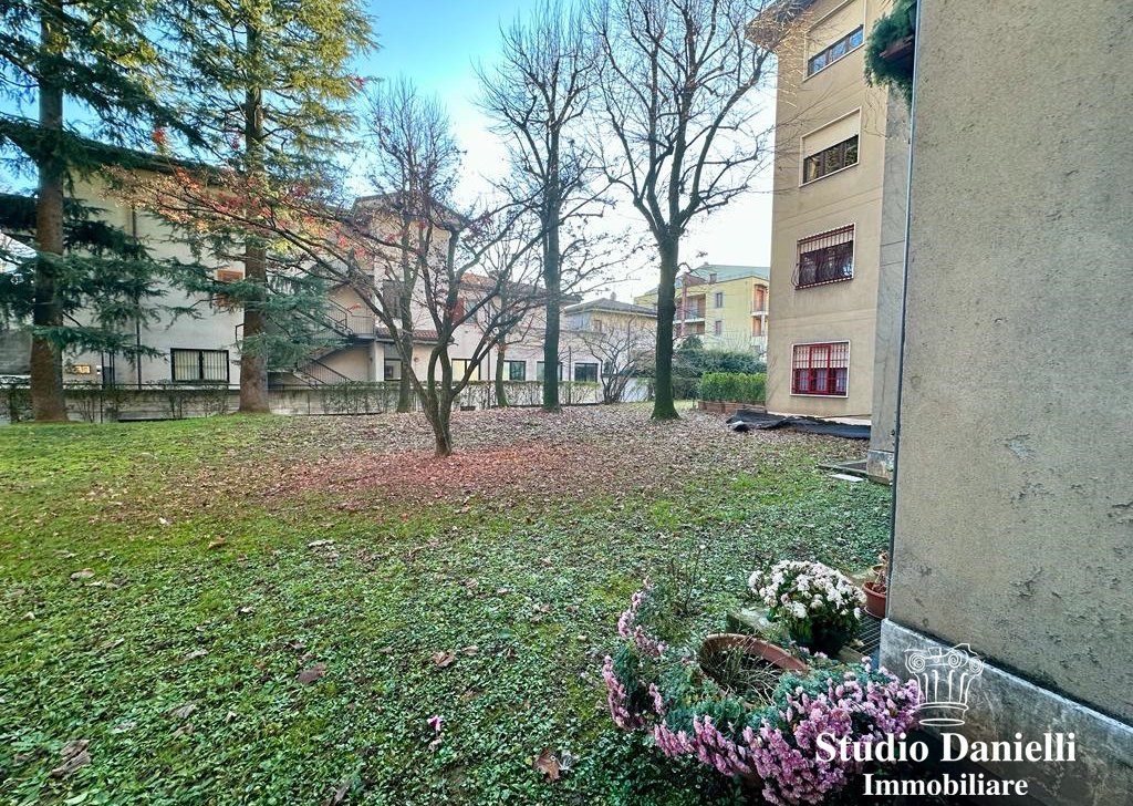 Appartamenti bilocale in vendita  via Cesana e Villa 186, Biassono, località semicentro