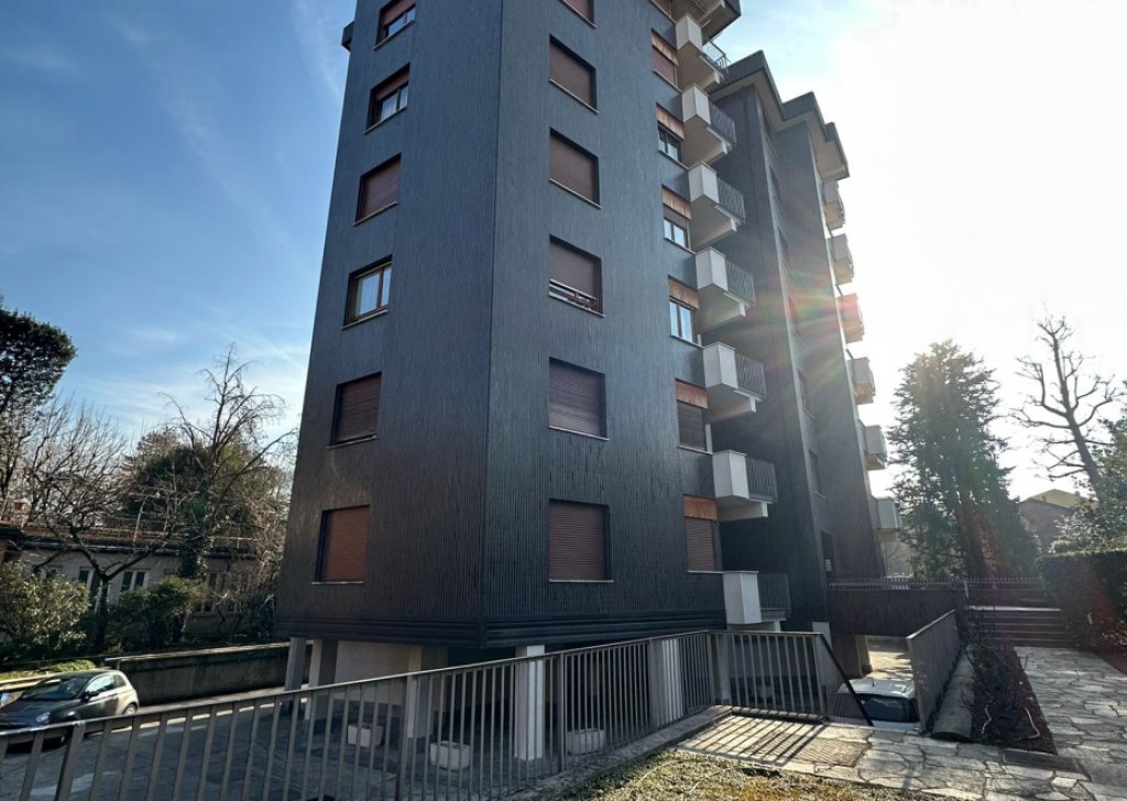 Appartamenti bilocale in vendita  via Claudio Cesana 26, Carate Brianza, località Centro