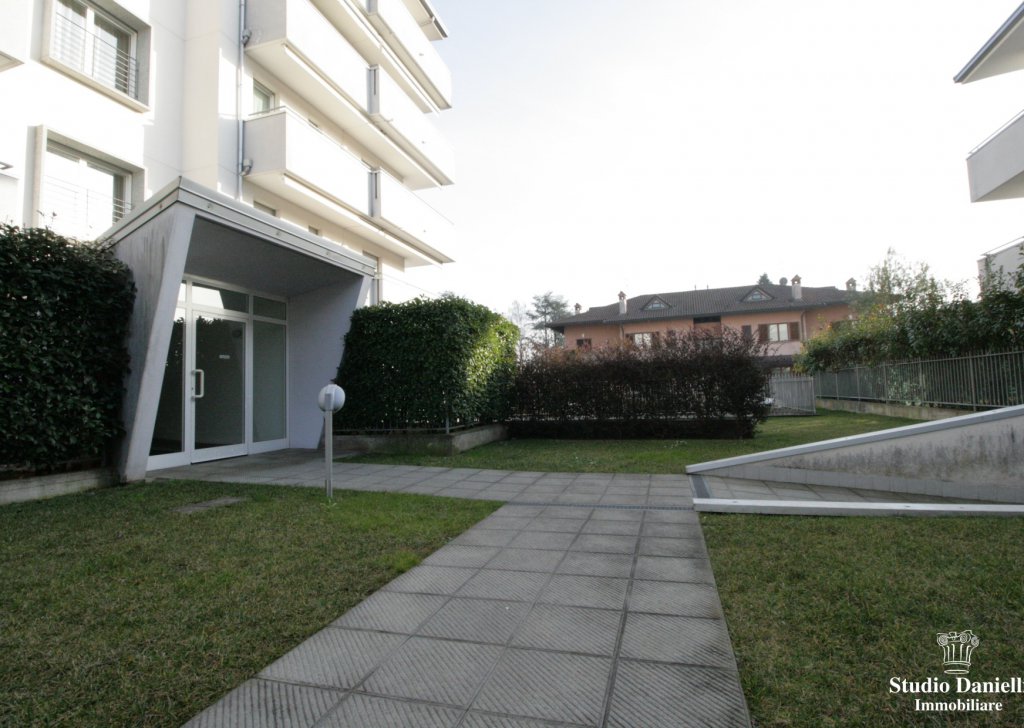 Appartamenti trilocale in vendita  via Hugo 4, Seregno, località periferia