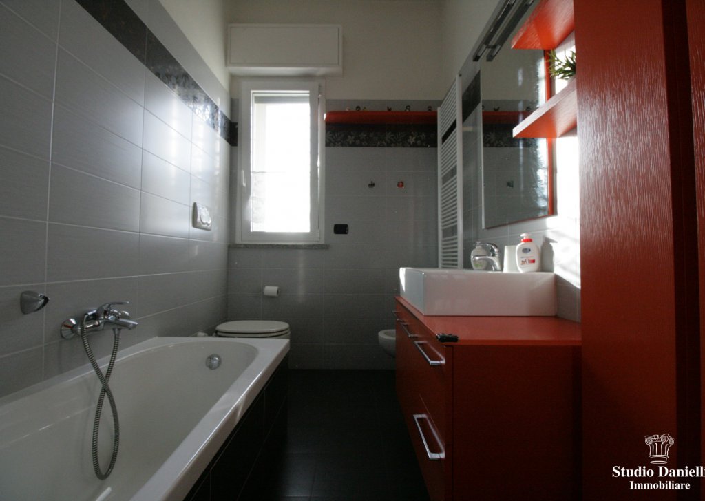 Appartamenti trilocale in vendita  via Hugo 4, Seregno, località periferia