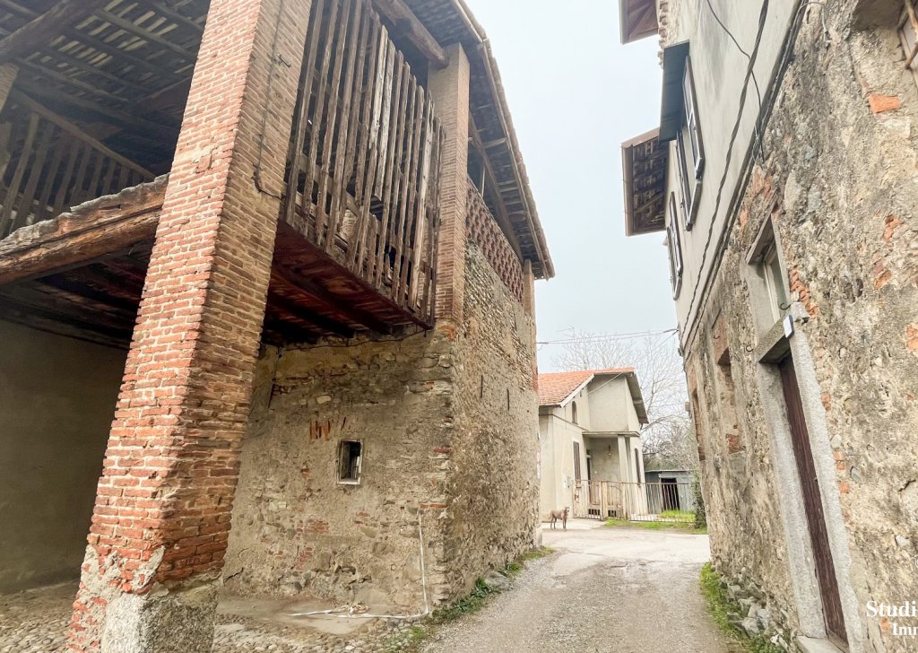 Vendita Rustici e Casali Besana in Brianza - RUSTICO CON FIENILE Località Villa Raverio