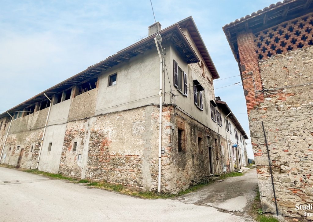 Rustici e Casali bilocale in vendita , Besana in Brianza, località Villa Raverio