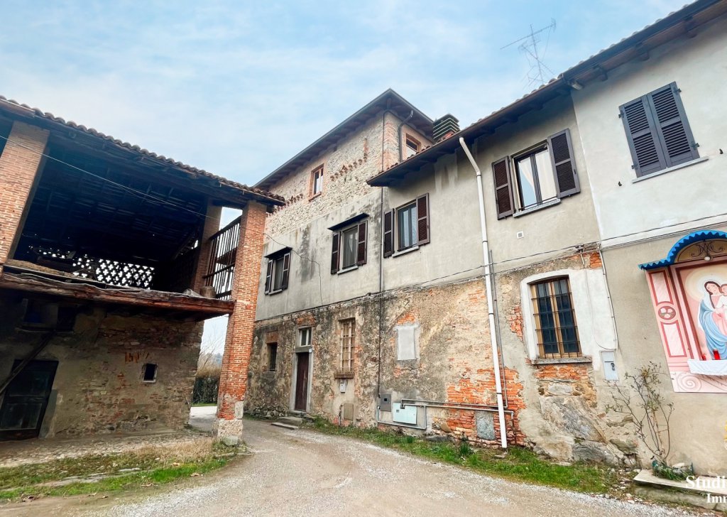 Vendita Rustici e Casali Besana in Brianza - RUSTICO CON FIENILE Località Villa Raverio