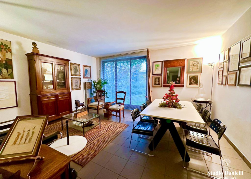 Villa Bifamiliare in vendita  via Borsi 3, Besana in Brianza, località Periferia